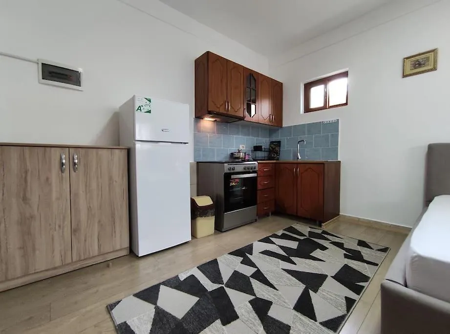 Dona'S Studio Apartment Гирокастра